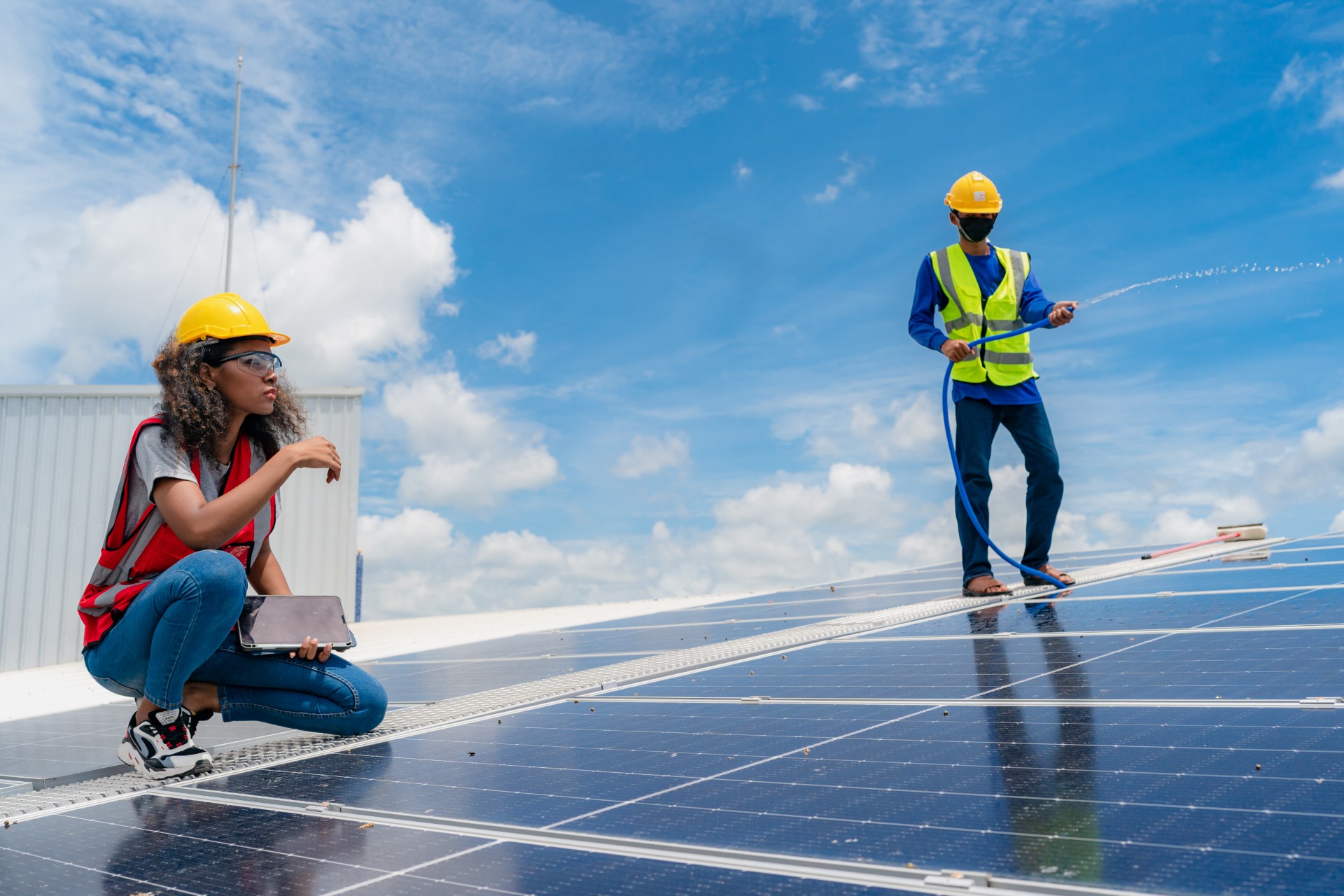 zonnepanelen-van-uw-bedrijf-laten-schoonmaken